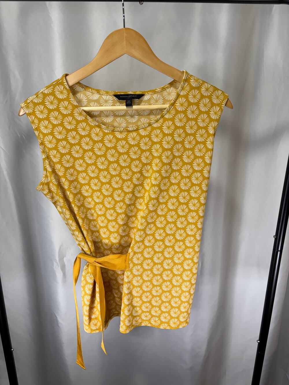 Banana Republic Women’s XS Mustard Yellow White Print Tie Waist Sleeveless Top